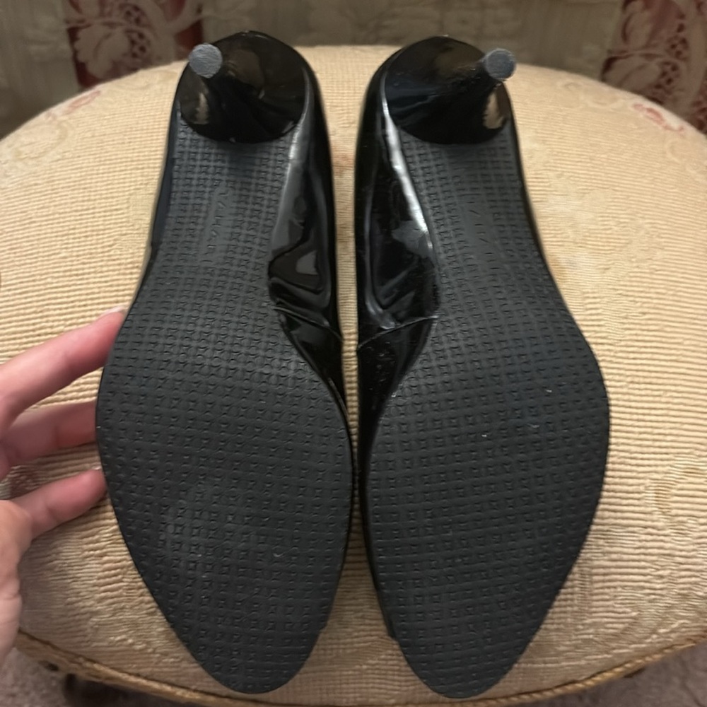 Tahari Glossy Black Peep Toe Heels - Picture 4 of 7
